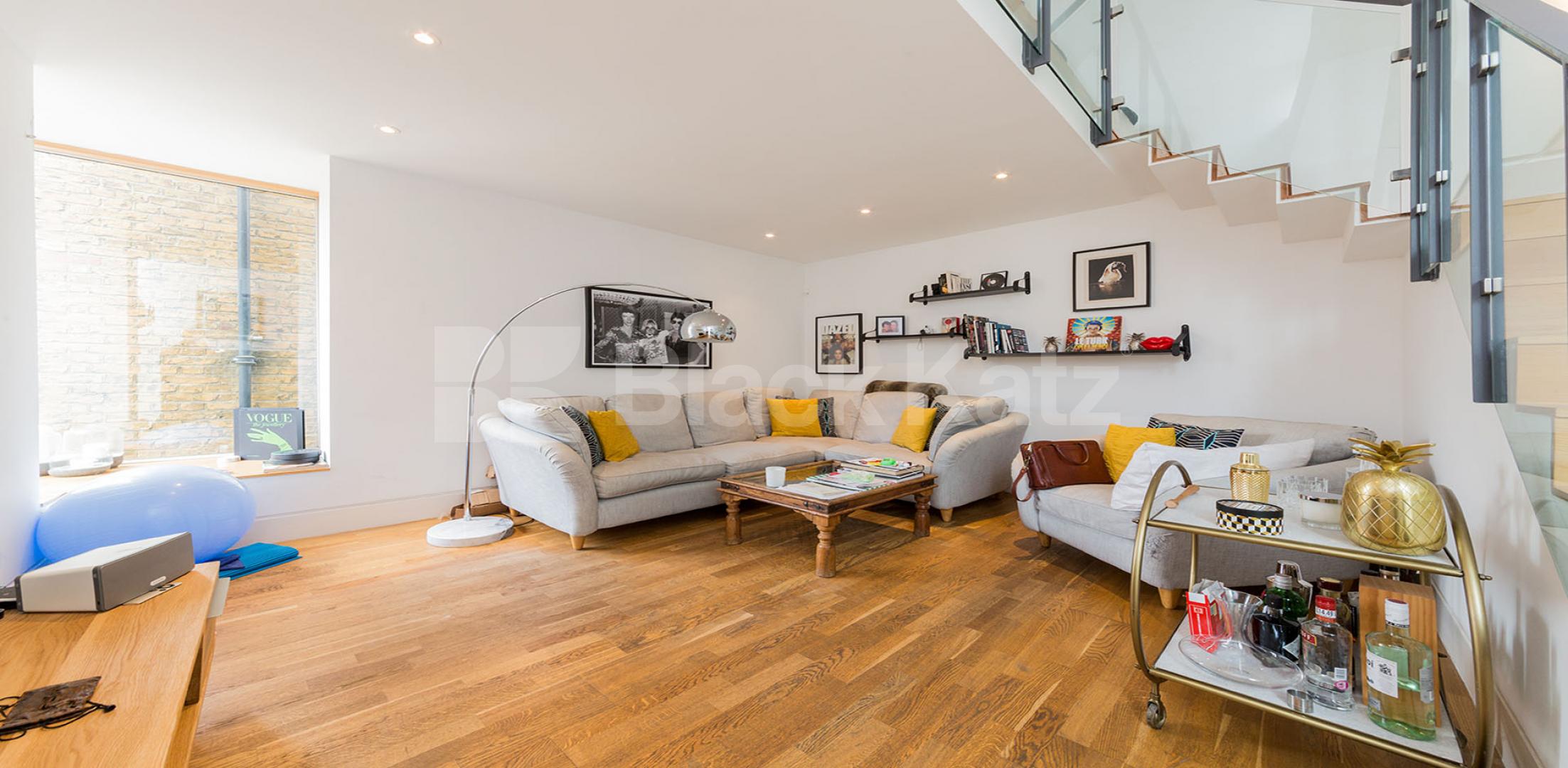 			LET BY!, 2 Bedroom, 1 bath, 1 reception House			 Camden Mews, CAMDEN